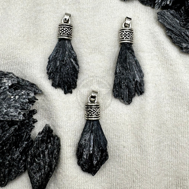 Dije Cianita Negra Escoba De Bruja Premium