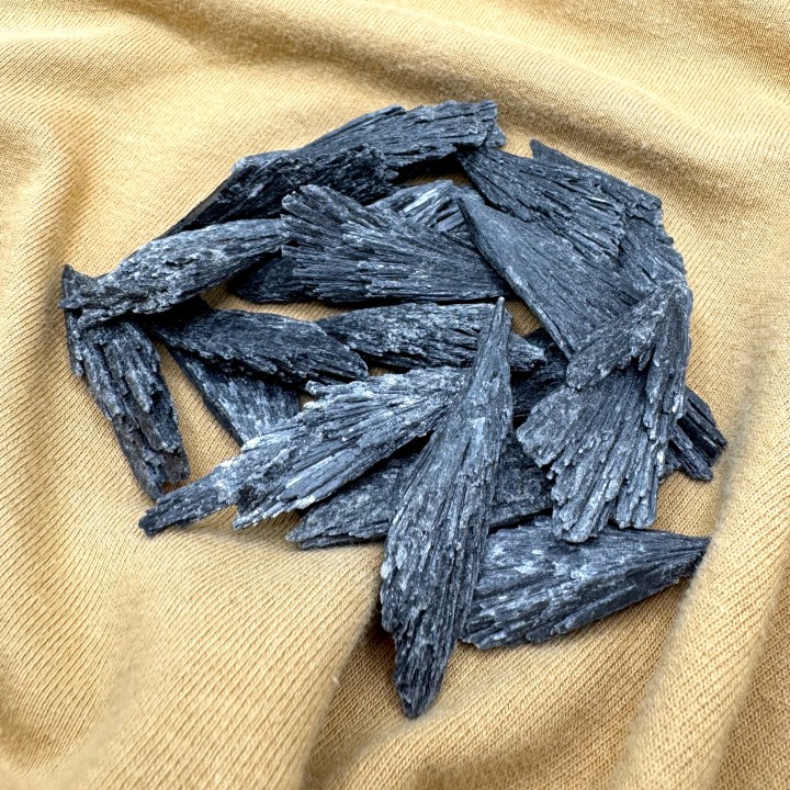 Piedra Cianita Negra Escoba De Bruja 100 Gramos